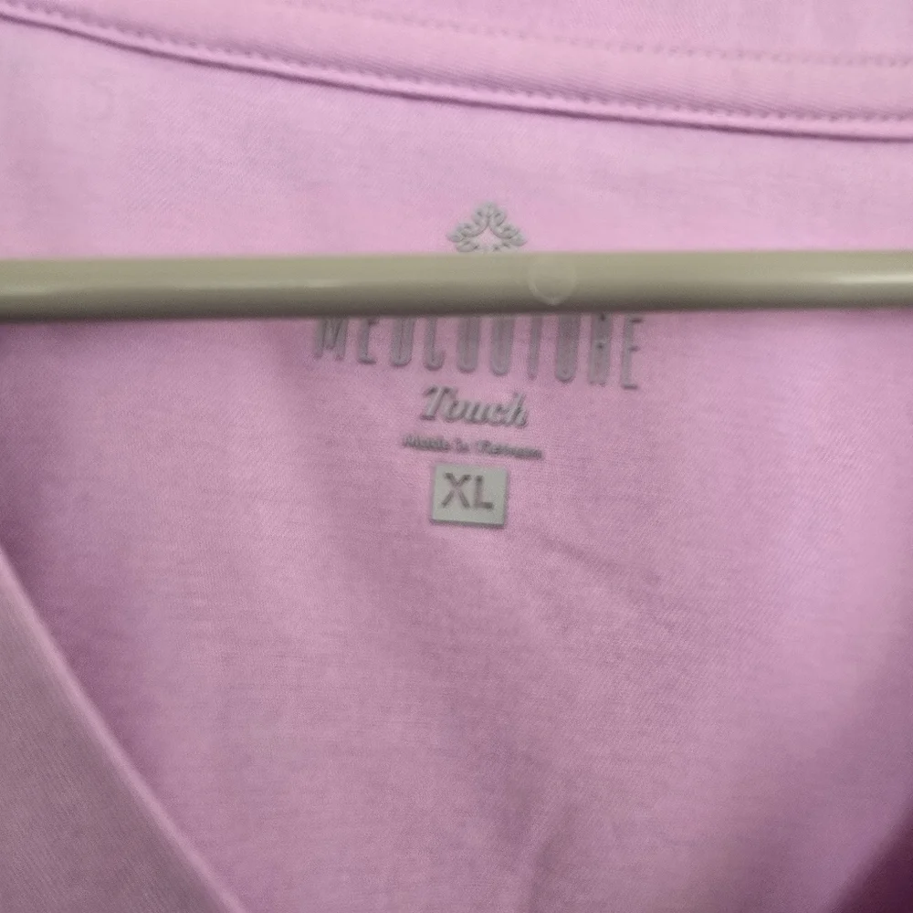 MedCouture NWT Lilac V Neck Scrub Top with Stretchy Rib Knit Shoulders XL - Picture 4 of 10